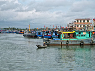 Biển lặng, mùa bội thu nhưng tàu thuyền Lý Sơn phải nằm im, không dám ra khơi