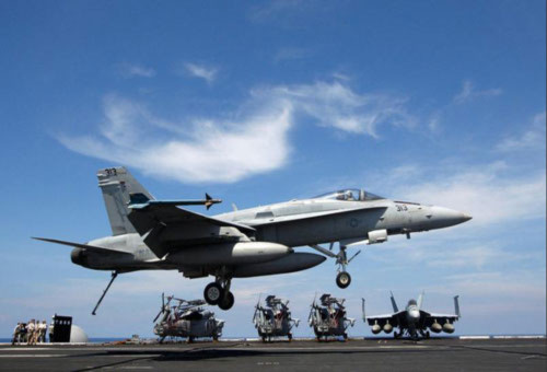 Ngày 22/5/2013, máy bay chiến đấu F/A-18 C hạ cánh xuống tàu sân bay USS Nimitz CVN 68 trên biển Đông