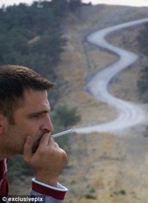 Làn khói thuốc uốn lượn nghệ thuật kỳ thực là con đường uốn quanh chạy lên một ngọn đồi.