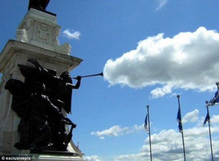 Bức tượng thổi ra một đám mây.