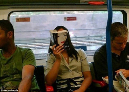 Chân dung một nàng “geisha” đi tàu điện.