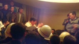 Bí thư đảng ủy đảng Cộng sản khu công nghiệp Tân Giang Trương Ái Hoa quỳ xuống xin lỗi người dân.