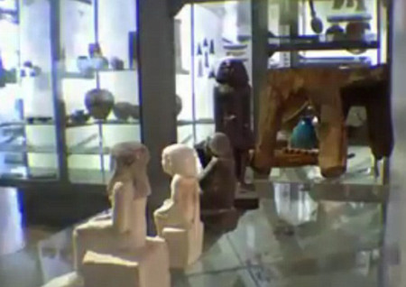 Bức tượng thần Neb Sanu được đặt gần 3 bức tượng thấp hơn trong bảo tàng.