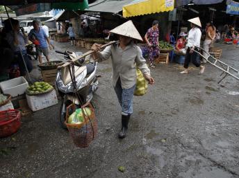 Chợ Long Biên Hà Nội : Từ rau quả đến cá tầm, nông sản và thực phẩm Trung Quốc tràn vào Việt Nam (REUTERS /Kham)
