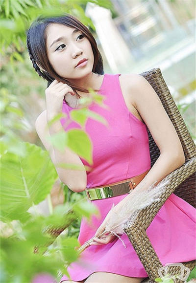 Nguyễn Thị Thu Trang sinh năm 1995, học tại trường THPT và Cao đẳng Nghệ thuật Hà Nội.