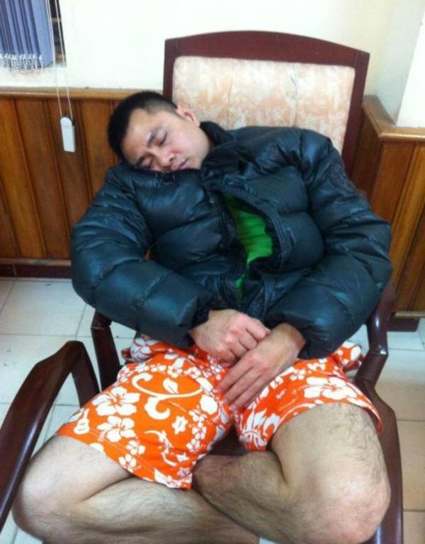 Đủ tư thế hài hước của sao Việt khi ngủ gật 11