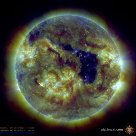 Lỗ nhật hoa trên Mặt trời qua ảnh chụp của NASA Mặt trời thủng một lỗ khổng lồ
