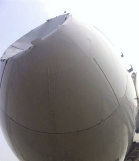 Phần mũi máy bay bị lõm sâu.