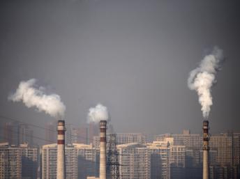 Ống khói nhà máy tại Thiên Tân REUTERS/Petar Kujundzic