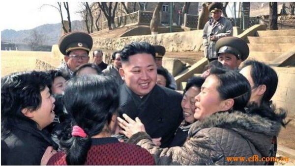  Những phụ nữ trung tuổi này khóc như mưa khi được ông Kim Jong Un thăm hỏi