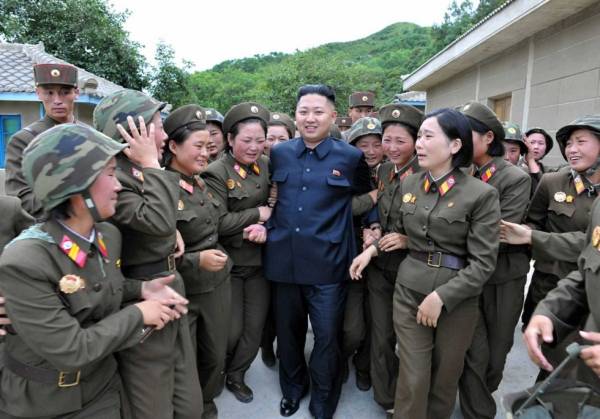  Các nữ quân nhân thuộc Đại đội Cây Hồng, đoàn 4302 quân đội Triều Tiên nức nở khi được nguyên soái Kim Jong Un đến thăm