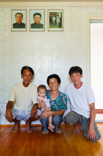 Một gia đình nông dân Triều Tiên chụp trước ảnh lãnh tụ. Bức ảnh thứ ba thể hiện địa vị của họ