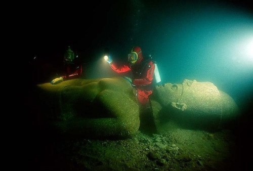 Nhà khoa học Franck Goddio và nhóm thợ lặn đang kiểm tra một bức tượng Pharaoh. Bức tượng làm bằng đá hoa cương màu đỏ có chiều cao hơn 5 mét, được tìm thấy gần ngôi đền lớn của Heracleion dưới đáy biển.