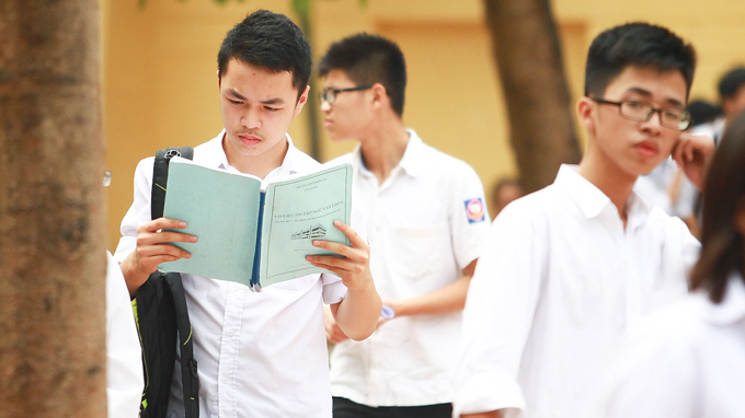 Một học sinh nam căng thẳng xem lại tài liệu ôn tập môn văn - Ảnh: Nguyễn Khánh