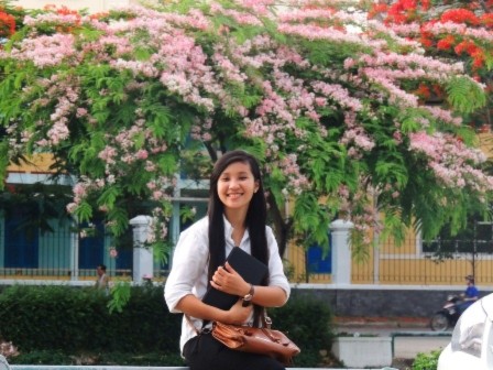 Thiếu nữ Huế và những sắc hoa mùa hạ