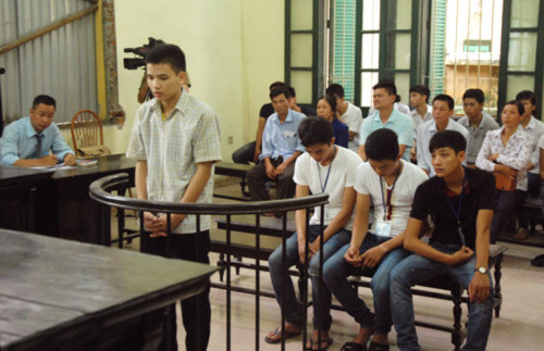 Nguyễn Quang Hưng (19 tuổi) đứng trước tòa nghe xử án vì tội giết người vượt quá giới hạn phòng vệ chính đáng. Đằng sau là 3 bị cáo đã tham gia cùng nạn nhân tấn công Hưng.