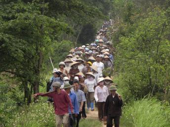Nông dân Văn Giang, tỉnh Hưng Yên biểu tình hôm 20/04/2012 chống trưng thu đất đai cho dự án xây dựng khu nghỉ mát sang trọng Ecopark REUTERS/Mua Xuan