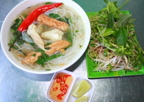 Thành phần chính làm nên sự nổi tiếng của món ăn là cá lóc. Cá lóc làm sạch, đầu cá được cắt rời nhưng vẫn giữ nguyên bộ lòng.