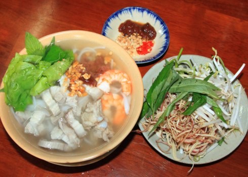 Theo những người sành ăn, xuất phát điểm của món bún này là gỏi cuốn, với các thành phần như tôm, bún, rau, giá... Về sau người ta biến tấu bằng cách cho tất cả các nguyên liệu đó vào tô, trộn chung với nước chấm gỏi rồi ăn như và (lùa) cơm. Người Nam phát âm 