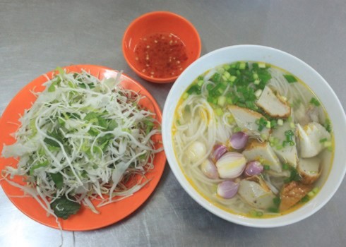 Bún chả cá là món ăn nổi tiếng của người miền Trung với nhiều thương hiệu như: bún chả cá Quy Nhơn, Đà Nẵng, Nha Trang... Món ăn đơn giản với nước dùng trong, chả cá và những sợi bún loại nhỏ xíu. Chả cá ngon và nổi tiếng do làm từ cá tươi, đảm bảo độ dai. Nguyên liệu thường là cá thu, cá mối, cá cờ& Khi chế biến, người ta thường làm thành hai loại là chả hấp và chả chiên. Dù là chiên hay hấp, chả cá luôn có một vị đặc trưng giống nhau: dai, mềm, ngọt vị cá.