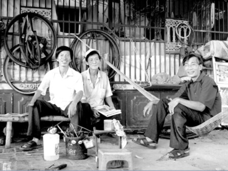 3 anh em trong tiệm sửa xe vỉa hè của mình - chú Thạch, chú Thống, chú Vinh (từ trái qua phải) 3 anh em trong tiệm sửa xe vỉa hè của mình - chú Thạch, chú Thống, chú Vinh (từ trái qua phải)
