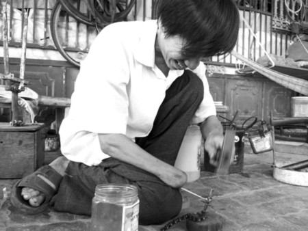 Vì bị cụt mất bàn tay nên chú Vinh rất khó khăn trong từng thao tác Vì bị cụt mất bàn tay nên chú Vinh rất khó khăn trong từng thao tác