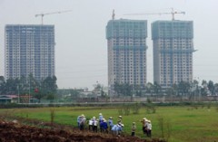 Công nhân dịch vụ môi trường đô thị làm việc gần một dự án bất động sản ở ngoại ô Hà Nội vào ngày 04 tháng 10 năm 2012. Ảnh minh họa. AFP photo