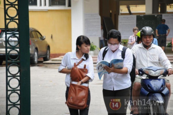 Bị kỷ luật vì giở tài liệu, ghi tên “người thân” ra nháp nhờ giúp đỡ 2 Bị kỷ luật vì giở tài liệu, ghi tên “người thân” ra nháp nhờ giúp đỡ 2