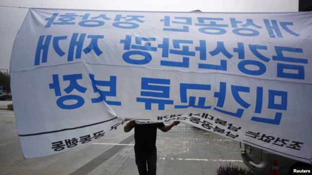 Người biểu tình cầm biểu ngữ đòi nối lại các cuộc đối thoại liên Triều tại Seoul, ngày 5/7/2013.
