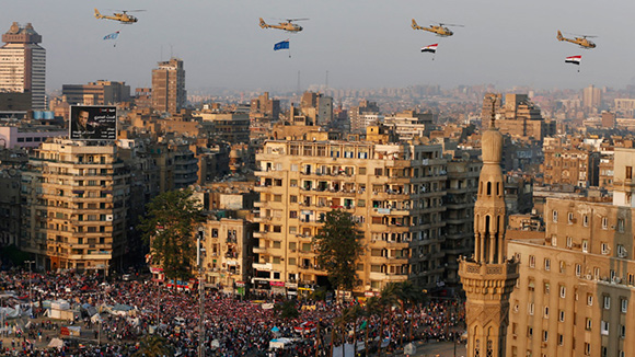 Máy bay của quân đội Ai cập bay qua quảng trường Tahrir hôm 4/7 (Ảnh: Reuters).