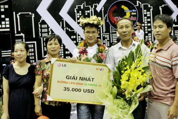 Hoàng Thế Anh vui mừng khi trở thành nhà vô địch Olympia. Hoàng Thế Anh vui mừng khi trở thành nhà vô địch Olympia.