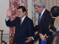 Ngoại trưởng Mỹ John Kerry và Chủ tịch Việt Nam Trương Tấn Sang (T) tại Bộ Ngoại giao Hoa Kỳ ở Washington, DC trưa 24/7/2013. AFP PHOTO