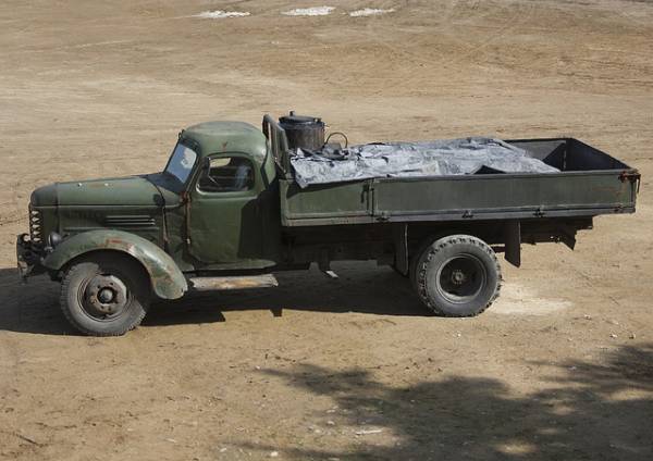 	Cận cảnh một chiếc xe tải chạy bằng củi của Triều Tiên