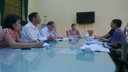 : BGH trường Kiến An làm việc với phóng viên (cô Là ngồi giữa) : BGH trường Kiến An làm việc với phóng viên (cô Là ngồi giữa)
