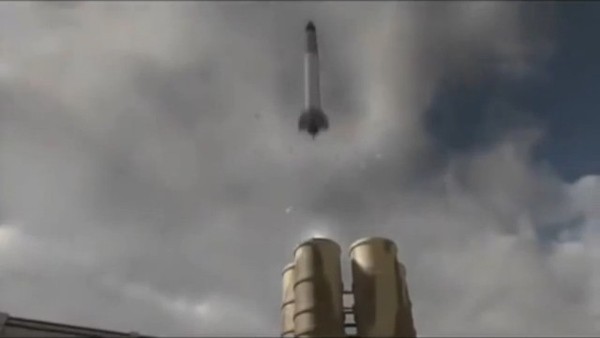 Cùng lúc đó, tên lửa của hệ thống S-300 mới bắt đầu rời khỏi bệ phóng.