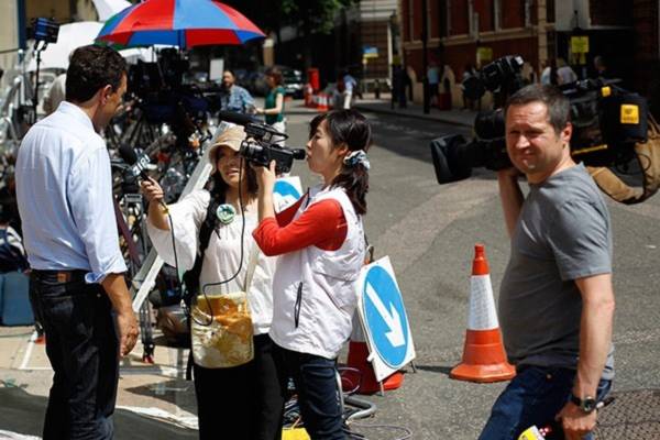 Phóng viên tranh từng khu đất nhỏ trước bệnh viện Công nương Kate hạ sinh 14 Phóng viên tranh từng khu đất nhỏ trước bệnh viện Công nương Kate hạ sinh 14