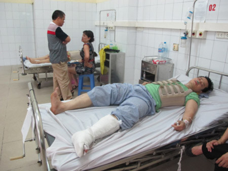 Hai vợ chồng chủ tiệm vàng đang được điều trị tích cức về cột sống tại bệnh viện đa khao tỉnh. Hai vợ chồng chủ tiệm vàng đang được điều trị tích cức về cột sống tại bệnh viện đa khao tỉnh.