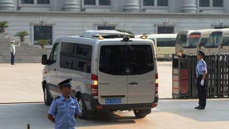 Chiếc xe được cho là chở ông Bạc Hy Lai tới tòa vào sớm ngày 22/8.