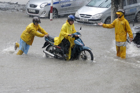 Rất nhiều xe máy chết máy giữa đoạn nước ngập và phải nhờ sự giúp đỡ.