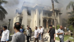 Một tòa nhà chính phủ ở Cairo bị người biểu tình Hồi giáo đốt cháy hôm nay Ảnh: Reuters