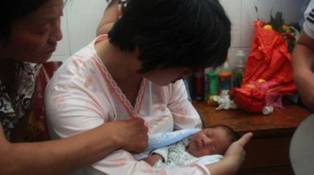 Bé trai đoàn tụ với gia đình hồi đầu tuần, sau khi bị bác sĩ Zhang đem bán cho một nông dân. Bé trai đoàn tụ với gia đình hồi đầu tuần, sau khi bị bác sĩ Zhang đem bán cho một nông dân.