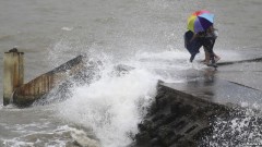 Sóng lớn đập vào một bờ đê trong tỉnh Hải Nam ở Trung Quốc, ngày 14/8/2013.