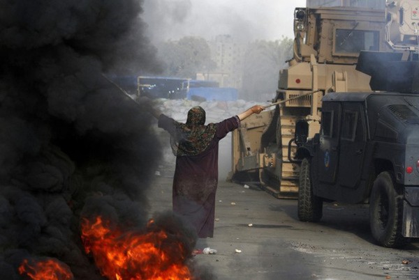 Người phụ nữ hiên ngang chắn xe ủi đàn áp người biểu tình của quân đội Ai Cập.