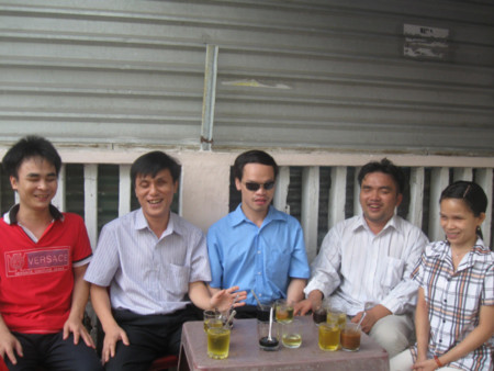 Anh Nguyễn Tuấn (thứ hai từ trái sang) và nhân viên tụ họp uống cà phê trước giờ làm việc