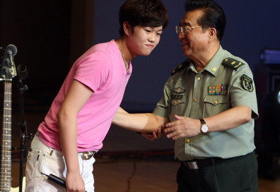 Li Tianyi and his father Li Shuangjiang, a general of the Chinese People's Liberation Army who gained fame singing revolutional songs decades ago