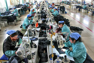 Các nữ công nhân TQ trong môt cơ sở may hàng xuất khẩu cho Hoa Kỳ. AFP