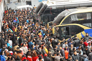 Công nhân Trung Quốc giờ cao điểm tại bến xe đường dài trong Yunyang quận, Trùng Khánh, Trung Quốc, ngày 17 tháng 2 2013.
AFP
