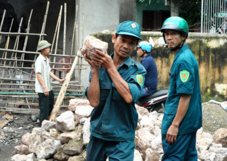Lực lượng chứ năng dùng đá lấp hố. Lực lượng chứ năng dùng đá lấp hố.