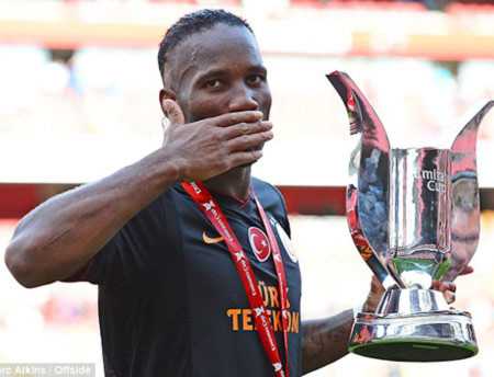 Drogba giúp cho Galatasarau có được chiếc cúp Emirates Cup