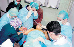 Một trong số những nạn nhân của các cuộc tấn công nghi ngờ bằng vũ khí hóa học ở Syria.